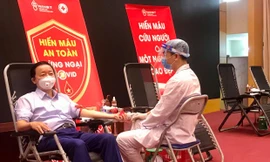 Bộ trưởng Trần Hồng Hà hưởng ứng lời kêu gọi hiến máu nhân đạo trong sáng nay. Ảnh: Nguyễn Hoài
