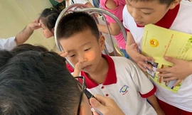 Học sinh được thăm khám sáng nay