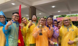 Thầy trò lớp 12 Toán 1, rường THPT Chuyên đại học Sư phạm Hà Nội mang cup đến cổ vũ cho thí sinh tại điểm cầu.