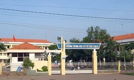 Học sinh bóp cổ cô giáo bị đình chỉ học 1 năm