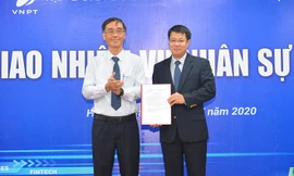 Ông Nguyễn Trường Giang (vest đen) vừa được giao quyền Tổng giám đốc VinaPhone. Ảnh: VNPT cung cấp.