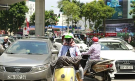 Nắng nóng dự báo đến hết ngày Chủ Nhật 26/4 tại Hà Nội. Ảnh: Như Ý.