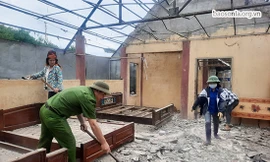 Xã Tân Lập, huyện Mộc Châu huy động lực lượng giúp đỡ các hộ gia đình bị thiệt hại do động đất. Ảnh: Báo Sơn La.