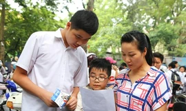 Thí sinh thi tuyển vào lớp 10 của một trường THPT chuyên năm 2015