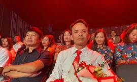 Thầy Mạnh (bên phải) trong lễ Tri ân thầy cô tháng 11/2020. 