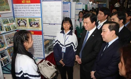 Học sinh giới thiệu dự án khoa học của mình.