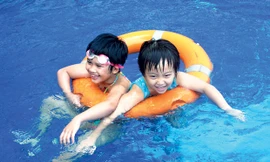 Bao giờ học sinh tiểu học Việt Nam mới được phổ cập bơi lội? 