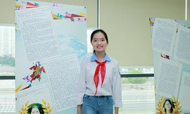 Nguyễn Thị Bạch Dương bên bức thứ giành giải nhất Cuộc thi viết thư UPU quốc gia và giải ba UPU quốc tế
