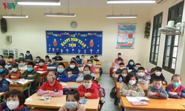 Học sinh trường tiểu học ở quận Thanh Xuân đeo khẩu trang trong lớp học