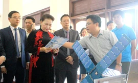 Chủ tịch Quốc hội Nguyễn Thị Kim Ngân thăm mô hình vệ tinh Micro Dragon của Viện Hàn lâm Khoa học và Công nghệ Việt Nam