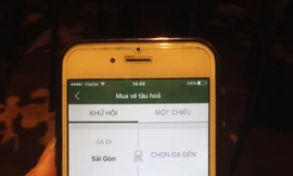 Khách hàng dễ dàng mua vé tàu bằng điện thoại di động