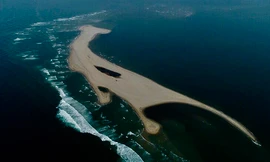 Ảnh: cồn cát rộng 15ha nổi lên ở biển Cửa Đại, Quảng Nam. 