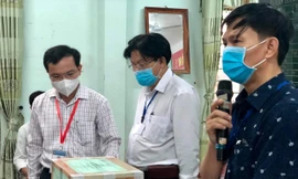 Ông Trinh kiểm tra công tác tổ chức thi trước giờ thi.