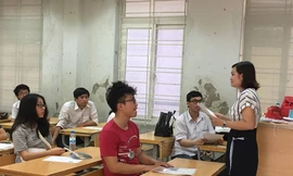 Thí sinh nghe phổ biến quy chế thi tại điểm thi THCS Phan Đình Giót