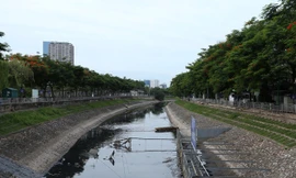 Nước sông Tô Lịch trở lại đen kịt sau khi xả nước từ Hồ Tây vào.