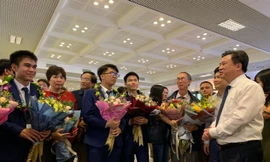 Thứ trưởng Nguyễn Hữu Độ chia vui với đoàn học sinh tham dự Olympic Toán 2019