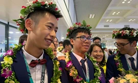 Thuận Hưng (ngoài cùng bên trái) 