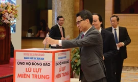 Phó thủ tướng Vũ Đức Đam cùng lãnh đạo Bộ GD&ĐT quyên góp ủng hộ học sinh miền trung sáng 31/10.