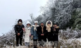 Du khách lên Cao Bằng ngắm băng giá trong đợt rét này. Ảnh: H.Cương