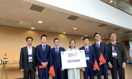 Khánh Linh (áo dài ở giữa), Huy chương Vàng Olympic Vật lý quốc tế 2019