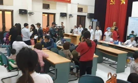 Ngày 16/3, phụ huynh tiếp tục đưa con đi xét nghiệm sán lợn