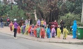 Hình ảnh 75 trẻ mầm non ở Hải Dương mặc áo mưa đi cách ly