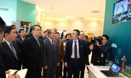 Ba Ủy viên Bộ Chính trị Triều Tiên thăm nhà máy thiết bị Viettel