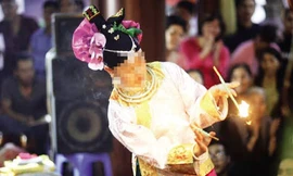 Kỳ quái 9x, 10x 'hầu đồng'