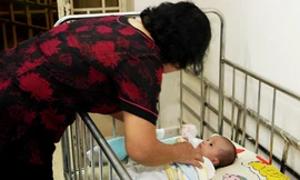 Bé gái sơ sinh bị bỏ rơi bên thùng rác