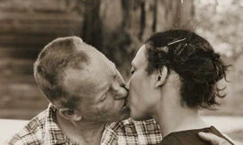 Richard và Mildred trao nhau nụ hôn khi Richard đi làm về tháng 4-1965 Ảnh: Grey Villet