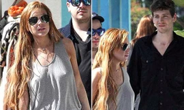 Lindsay Lohan lại thả rông ngực xuống phố