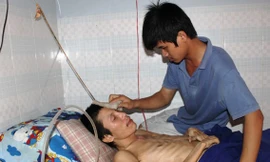 Chàng trai bốn năm chăm sóc hàng xóm nhận học bổng