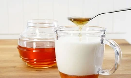 Sữa ấm hòa với mật ong chữa khàn giọng