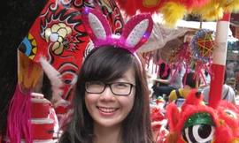 Nữ sinh xuống phố, rộn ràng sắm đồ đón Trung thu