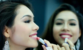 Hoàng My khoe khéo tài tự trang điểm