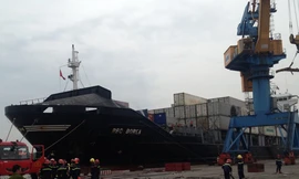 Dùng vòi rồng dập tắt tàu cháy