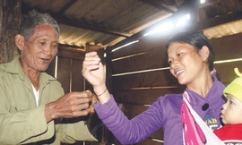 Già Hồ Khoa buộc chỉ tay cho các thành viên trong gia đình