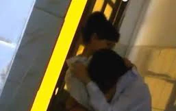 Nam sinh đến lớp, ngồi gầm bàn tự làm 'chuyện ấy'