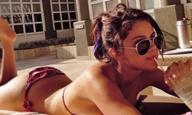 Selena Gomez khoe dáng nuột nà với bikini