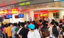 Toát mồ hôi xếp hàng, chen lấn xem phim ngày lễ 30-4