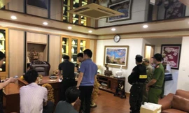 Hình ảnh khám xét trụ sở Công ty AIC 