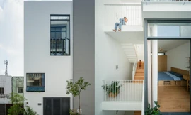 Nhà ống nhỏ hẹp nhưng vẫn có sân chơi nhờ cách thiết kế thông minh