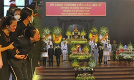 Mẹ ơi, xin hãy lau nước mắt để tiễn con đi!