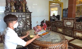 "Con gà khỏa thân" trong biệt thự đầy đổ cổ ở miền Tây, ngày chơi long sàng, ăn sầu riêng