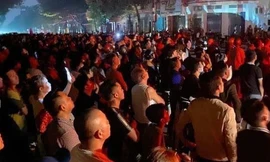 Hàng trăm người đứng kín đường xem cảnh giải cứu thanh niên leo cột điện