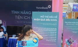 Sinh viên đội mưa đến Sóng Festival để tham quan gian hàng của VietinBank