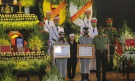 Người thân thay 3 liệt sĩ nhận Huân chương, Bằng 'Tổ quốc ghi công' và Huy hiệu 'Tuổi trẻ dũng cảm'