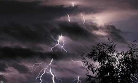 Một phụ nữ bị sét đánh tử vong khi đang làm đồng 