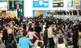 Sân bay Nội Bài nêm kín người ngày nghỉ Tết cuối cùng