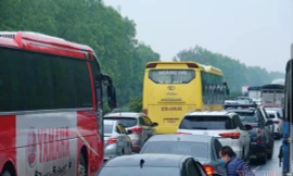 Xe khách tông nhau chắn cao tốc Pháp Vân, dòng xe về Hà Nội 'đứng lặng'